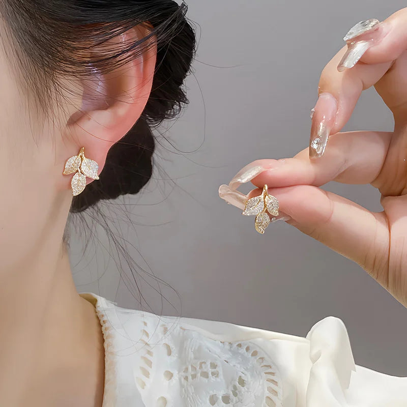Zarter Blatt-Ohrring mit glänzendem Blatt für Damen, silberfarben/goldfarben, modische Ohrstecker, ausgefallenes Mädchen-Geschenk 2024, Schmuckgeschenke