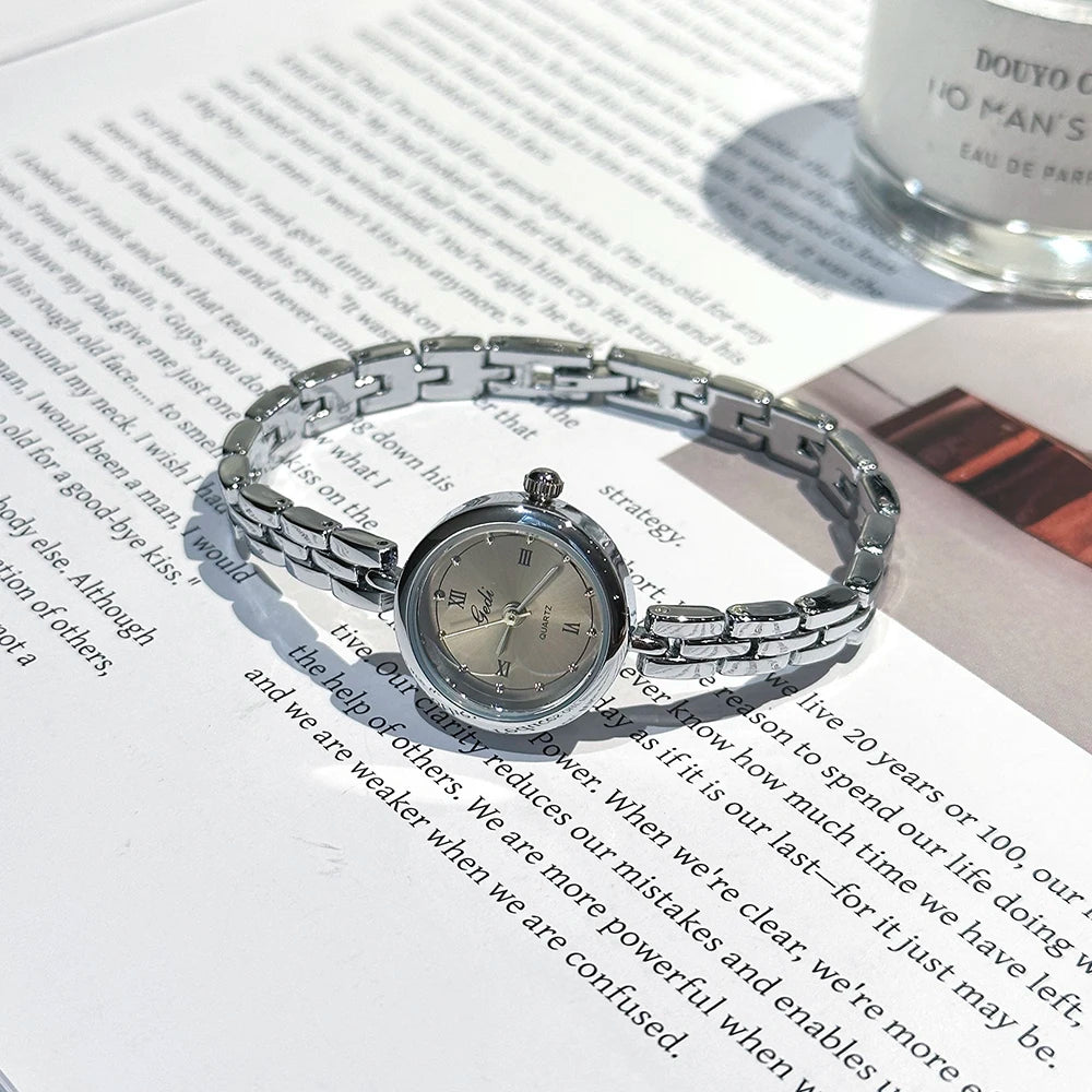 GEDI Minimalistische silberne Damenuhr, hochwertige Quarz-Damenuhr mit kleinem Zifferblatt, modisches Armbanduhr-Zubehör für den täglichen Gebrauch