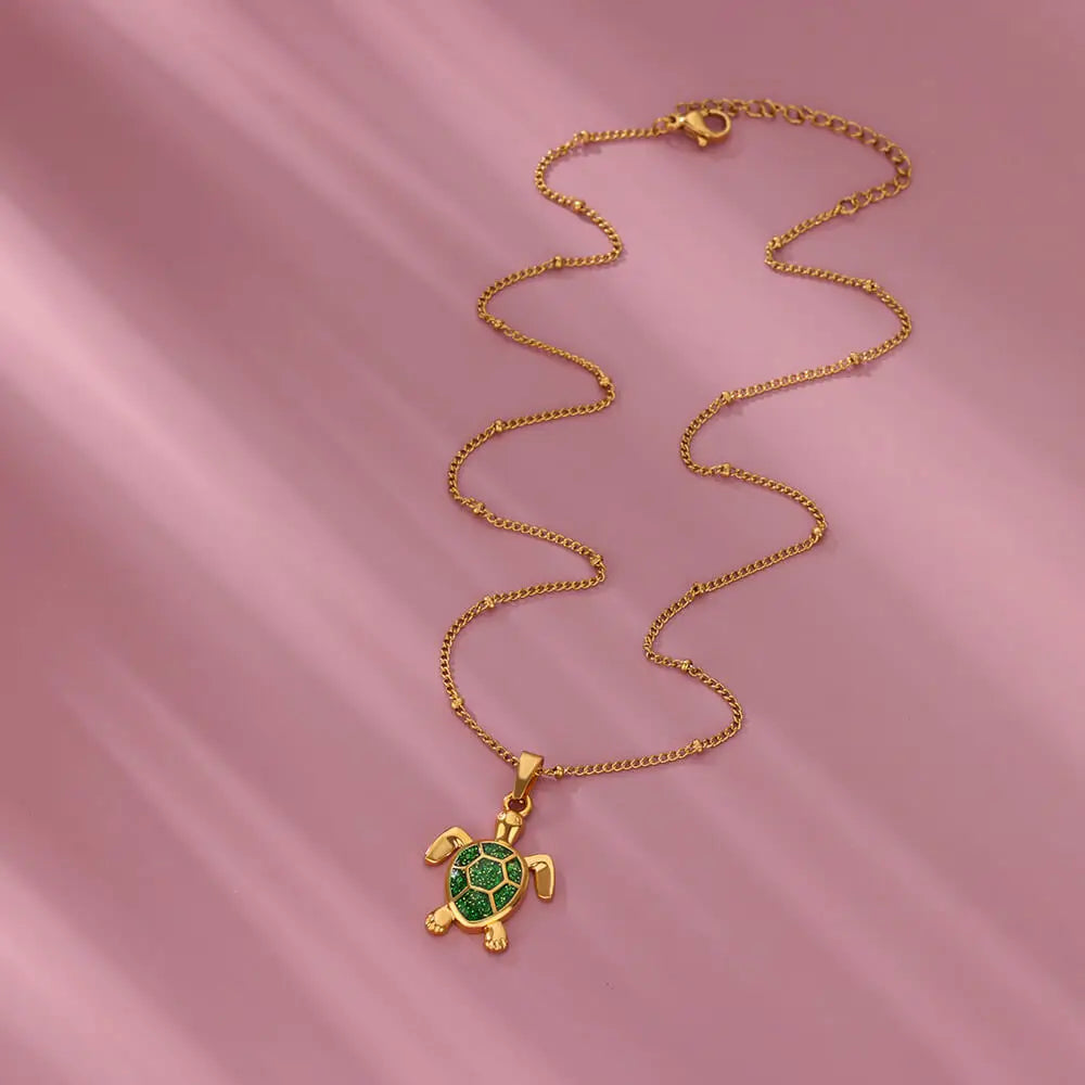 Farbige Schildkröten-Halskette aus Edelstahl – Sommerliche Perlenkette mit Tieranhänger für Damen & Unisex | Strand Schmuck Vintage Stil