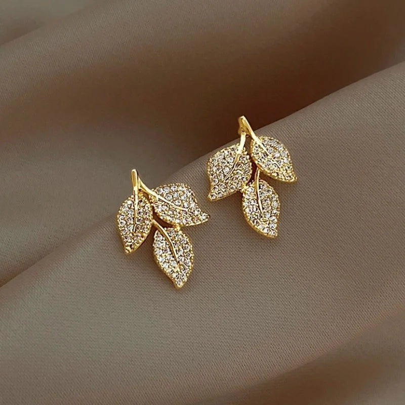 Zarter Blatt-Ohrring mit glänzendem Blatt für Damen, silberfarben/goldfarben, modische Ohrstecker, ausgefallenes Mädchen-Geschenk 2024, Schmuckgeschenke