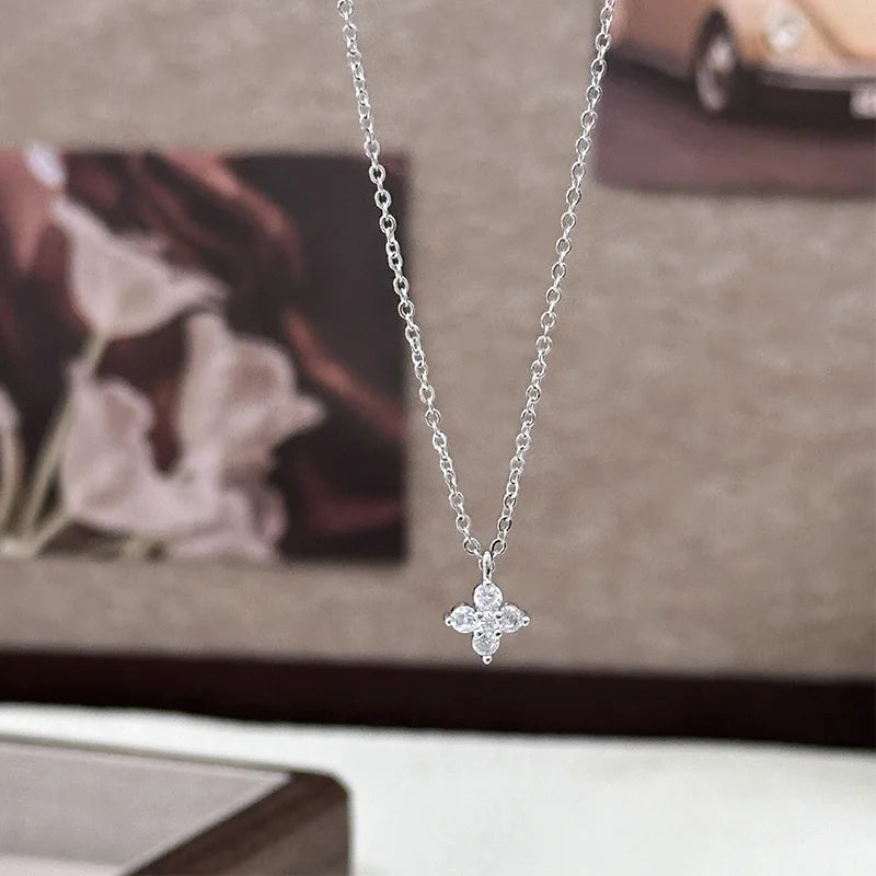 Zierliche Glücksblatt-Halskette für Damen, 925er Sterlingsilber, trendige 14-karätige Vergoldung, niedliche weiße CZ-Blumen-Anhänger-Halsketten