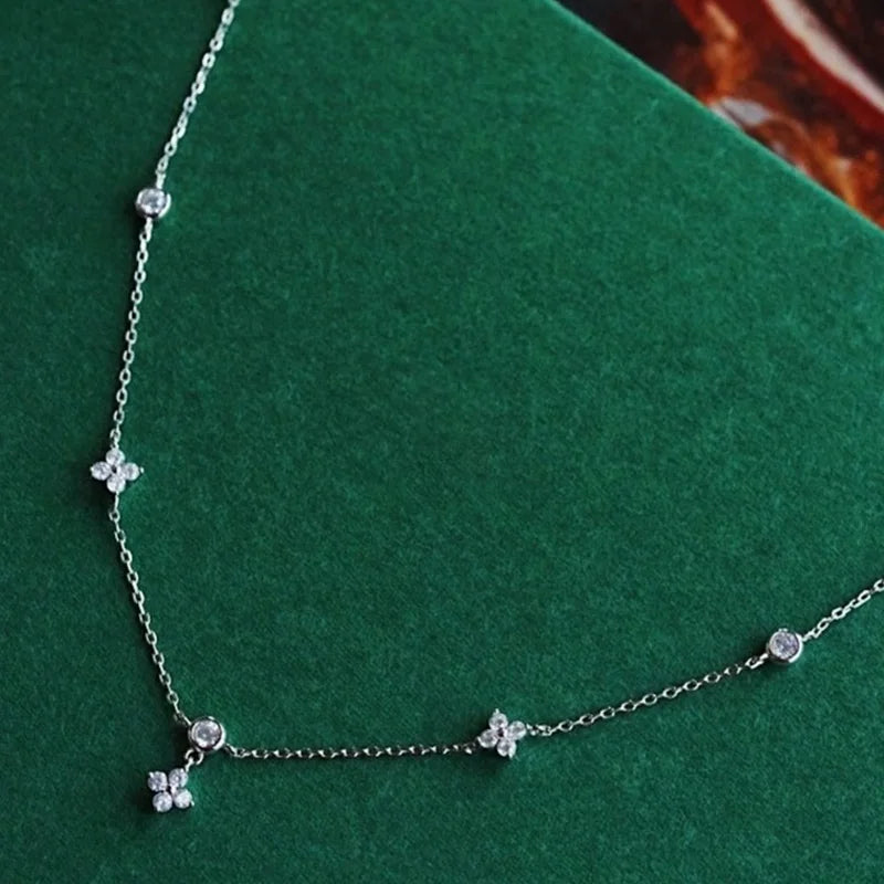 Zierliche Glücksblatt-Halskette für Damen, 925er Sterlingsilber, trendige 14-karätige Vergoldung, niedliche weiße CZ-Blumen-Anhänger-Halsketten