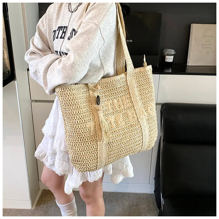 Französischer Stil, große Kapazität, gewebte Strohtasche für Damen, neue Strandurlaub-Umhängetasche, lässige Pendler-Einkaufstasche, Geldbörse