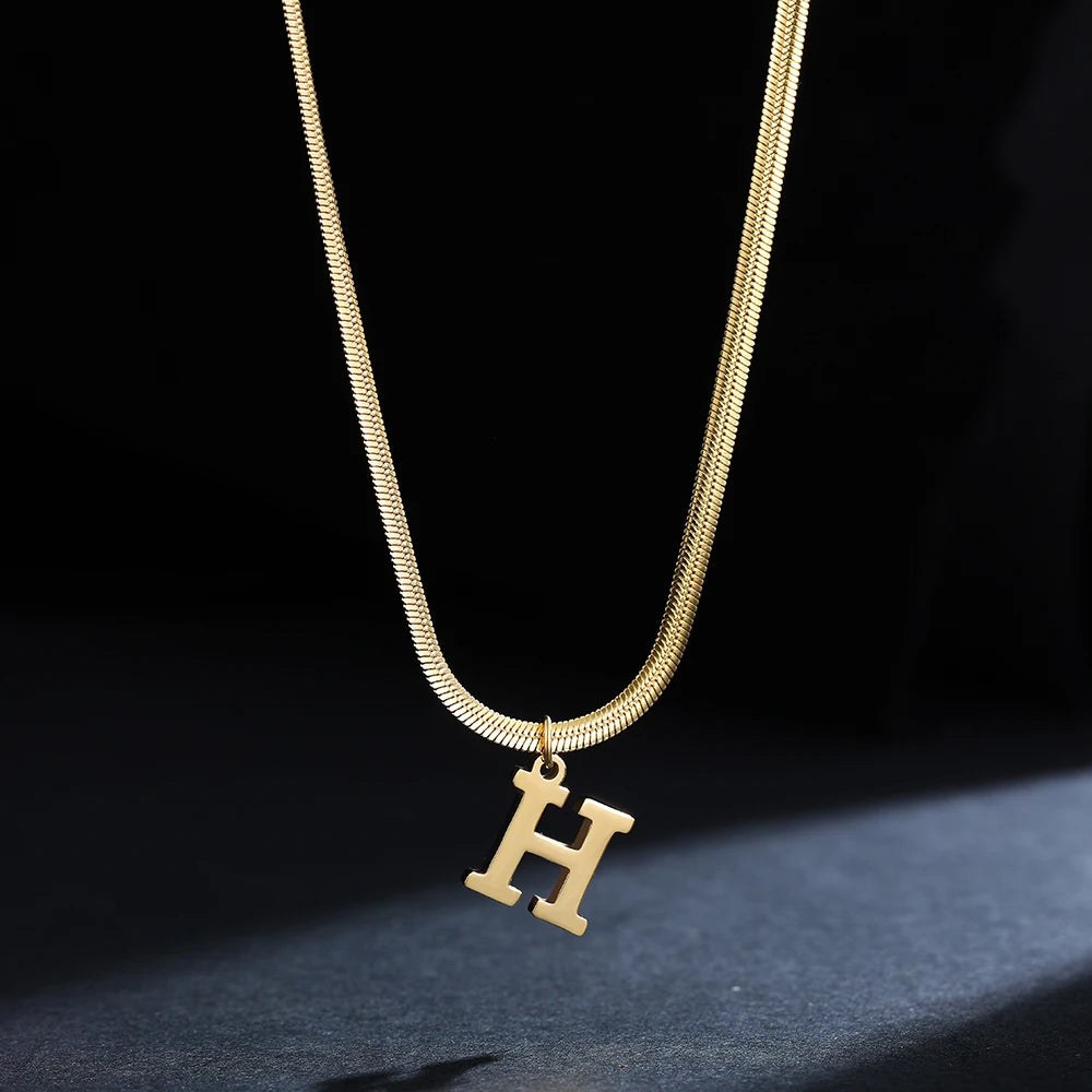 A-Z Alphabet vergoldeter Edelstahl Anhänger Halskette für Frauen Schlangenkette Anfangsbuchstabe Schlüsselbein Halsketten Kragen Schmuck