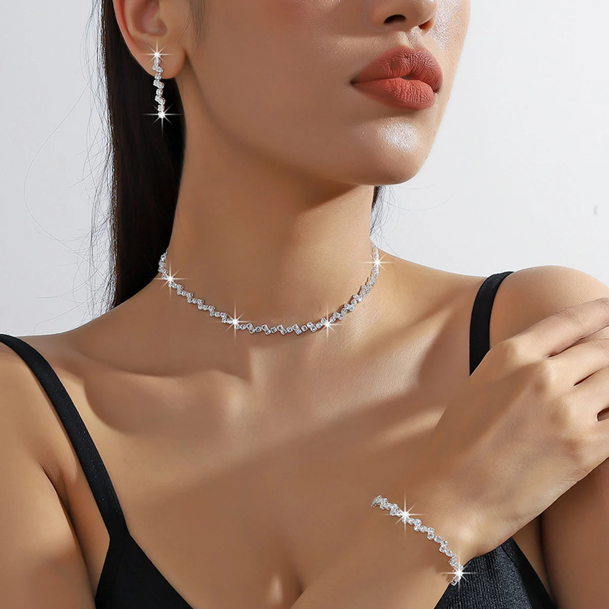 Set aus glänzend versilberten Schlüsselbeinketten, Halsketten, Armbändern und Schmuck, minimalistischen Sternenhimmel-Accessoires für Damen