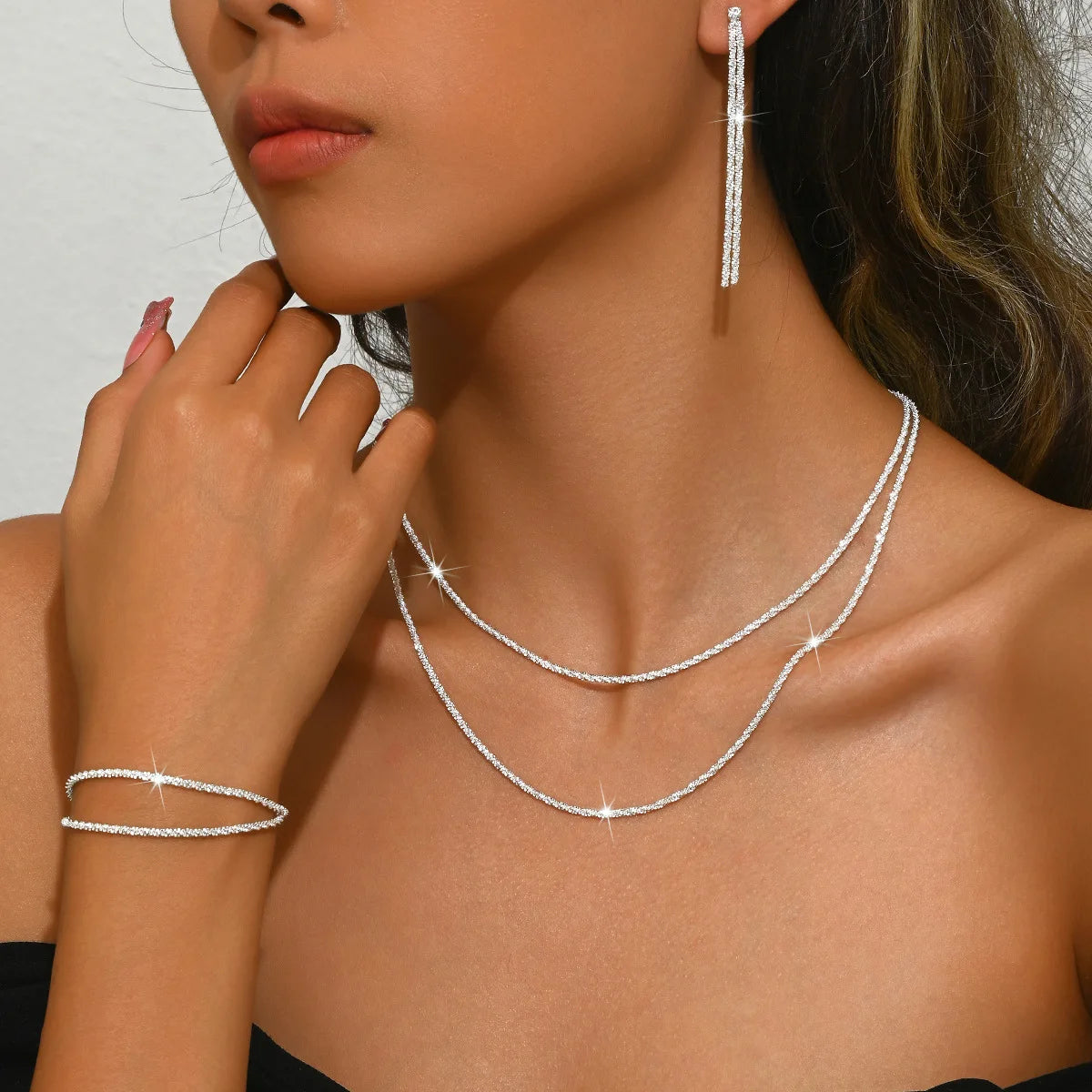 Set aus glänzend versilberten Schlüsselbeinketten, Halsketten, Armbändern und Schmuck, minimalistischen Sternenhimmel-Accessoires für Damen