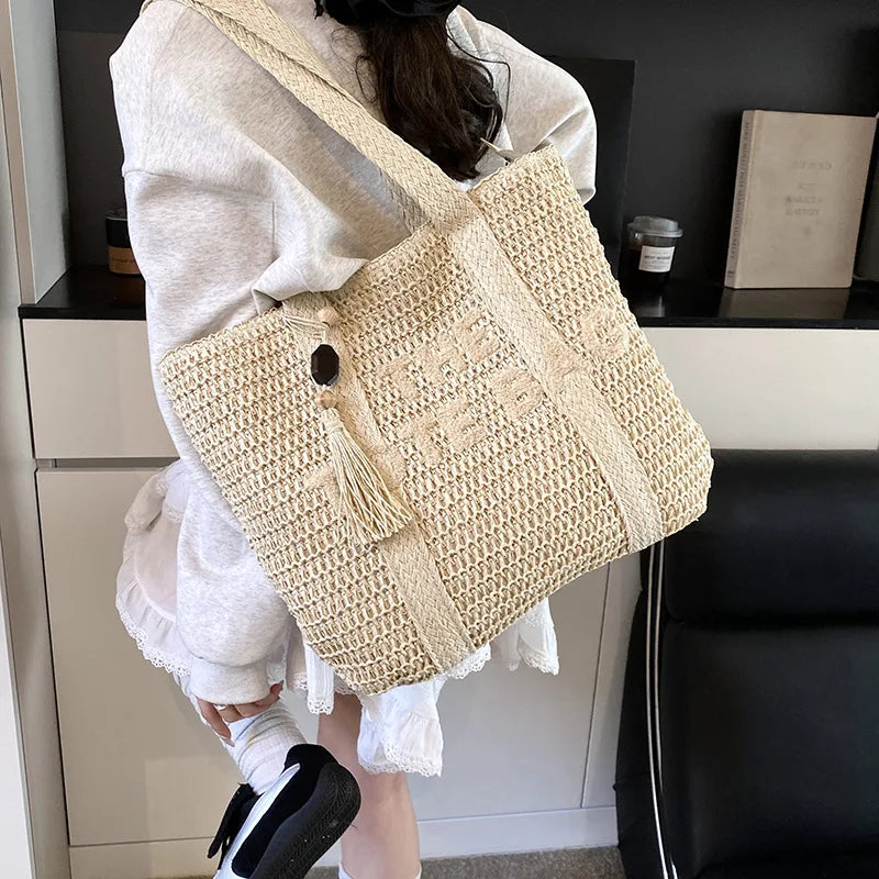 Französischer Stil, große Kapazität, gewebte Strohtasche für Damen, neue Strandurlaub-Umhängetasche, lässige Pendler-Einkaufstasche, Geldbörse