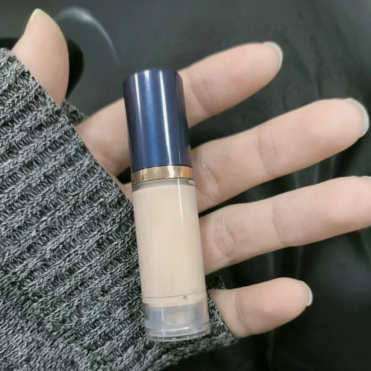 2 Stück wasserdichte flüssige Foundation mit vollständiger Abdeckung und schwarzer dreieckiger Puderquaste, langlebig, mattes Finish, dunkler Kreis und Blemish-Abdeckung