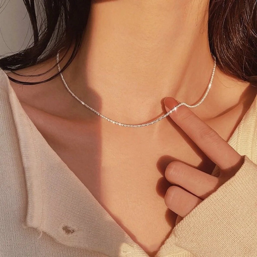 Set aus glänzend versilberten Schlüsselbeinketten, Halsketten, Armbändern und Schmuck, minimalistischen Sternenhimmel-Accessoires für Damen