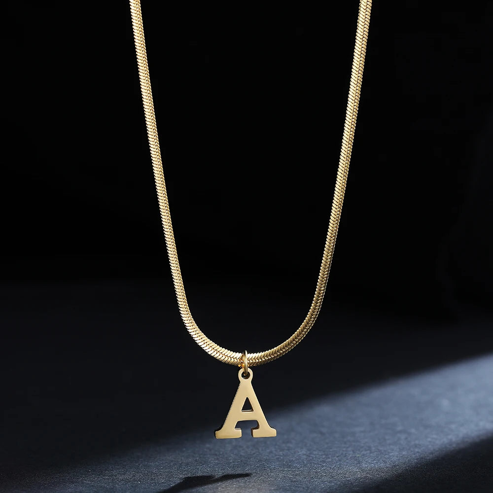 A-Z Alphabet vergoldeter Edelstahl Anhänger Halskette für Frauen Schlangenkette Anfangsbuchstabe Schlüsselbein Halsketten Kragen Schmuck