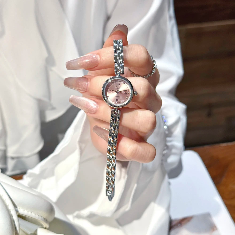 GEDI Minimalistische silberne Damenuhr, hochwertige Quarz-Damenuhr mit kleinem Zifferblatt, modisches Armbanduhr-Zubehör für den täglichen Gebrauch