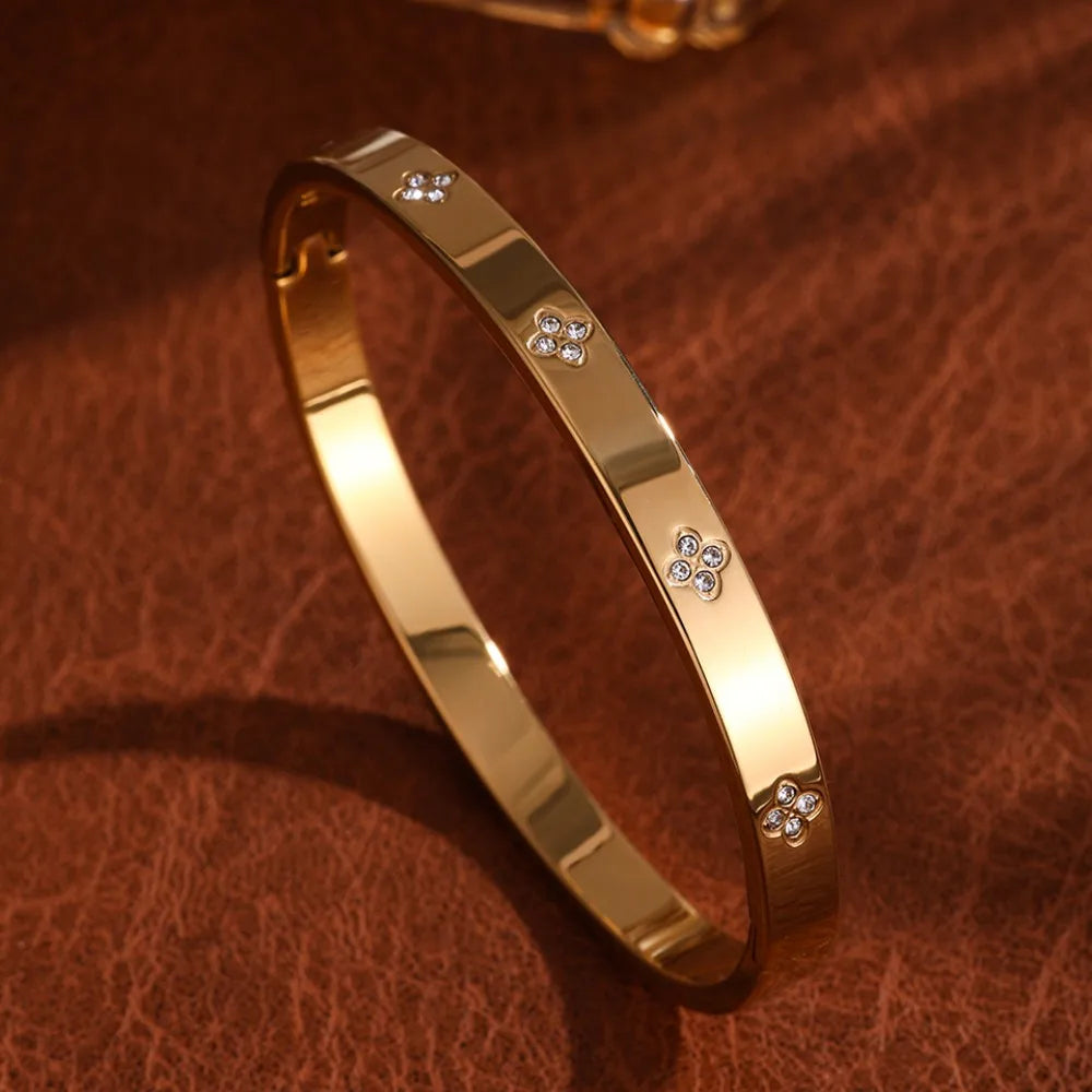 Elegantes weibliches Edelstahl-Armband mit Zirkon Vier-Blatt-Kleier-Design Hohldetail Mode-Zubehör für kleine Taille