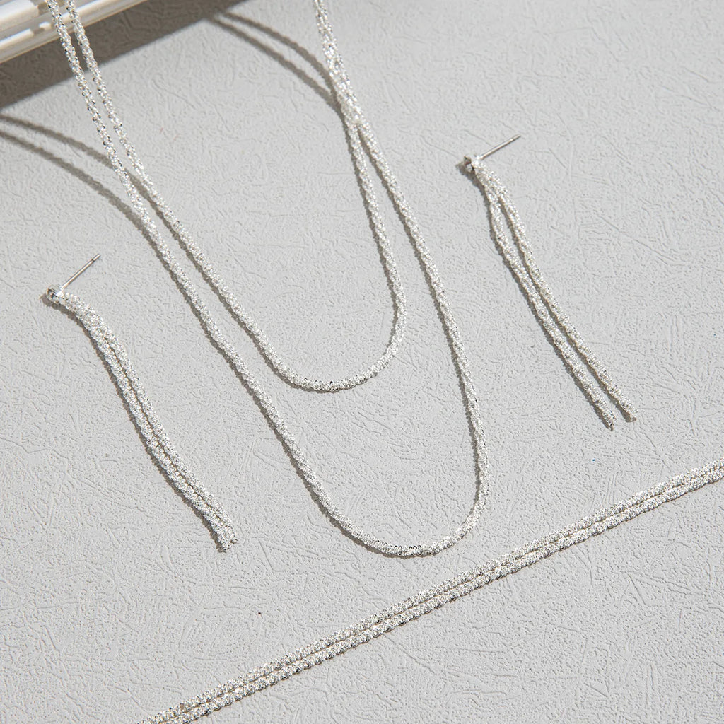 Set aus glänzend versilberten Schlüsselbeinketten, Halsketten, Armbändern und Schmuck, minimalistischen Sternenhimmel-Accessoires für Damen