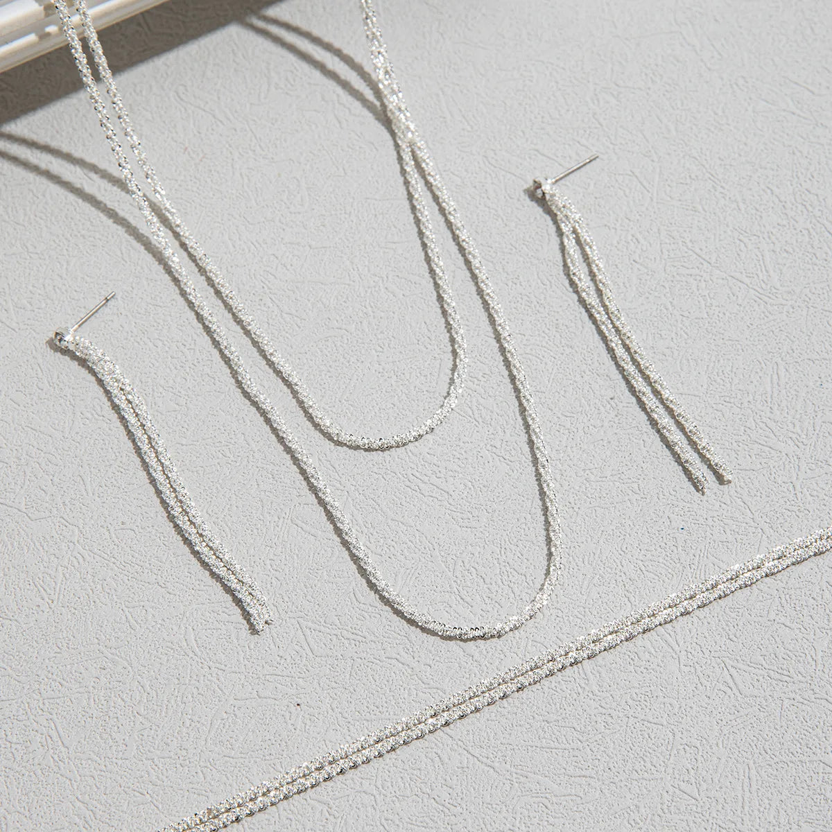 Set aus glänzend versilberten Schlüsselbeinketten, Halsketten, Armbändern und Schmuck, minimalistischen Sternenhimmel-Accessoires für Damen