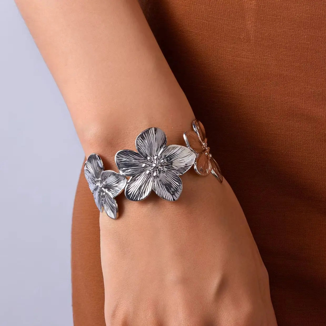 Mode Vintage Blume Manschette Armband für Frauen Trendy Gold Farbe Metall Breite Blume Öffnung Armreifen Mädchen Elegante Partei Schmuck
