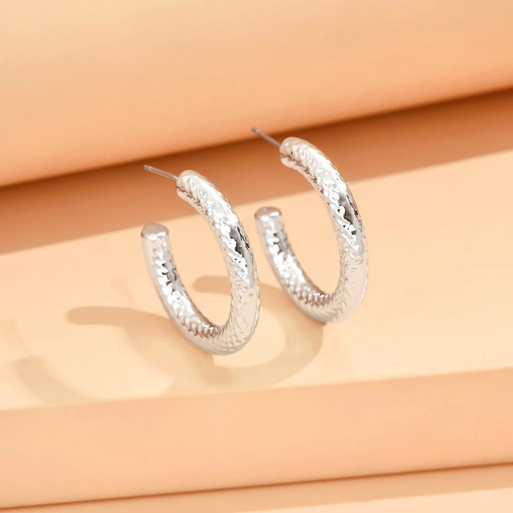 Natura Sabi Geometrische unregelmäßige metallische Farbohrringe für Frauen 2024, minimalistischer Stil, Persönlichkeitsohrringe, trendiger Schmuck, Geschenk