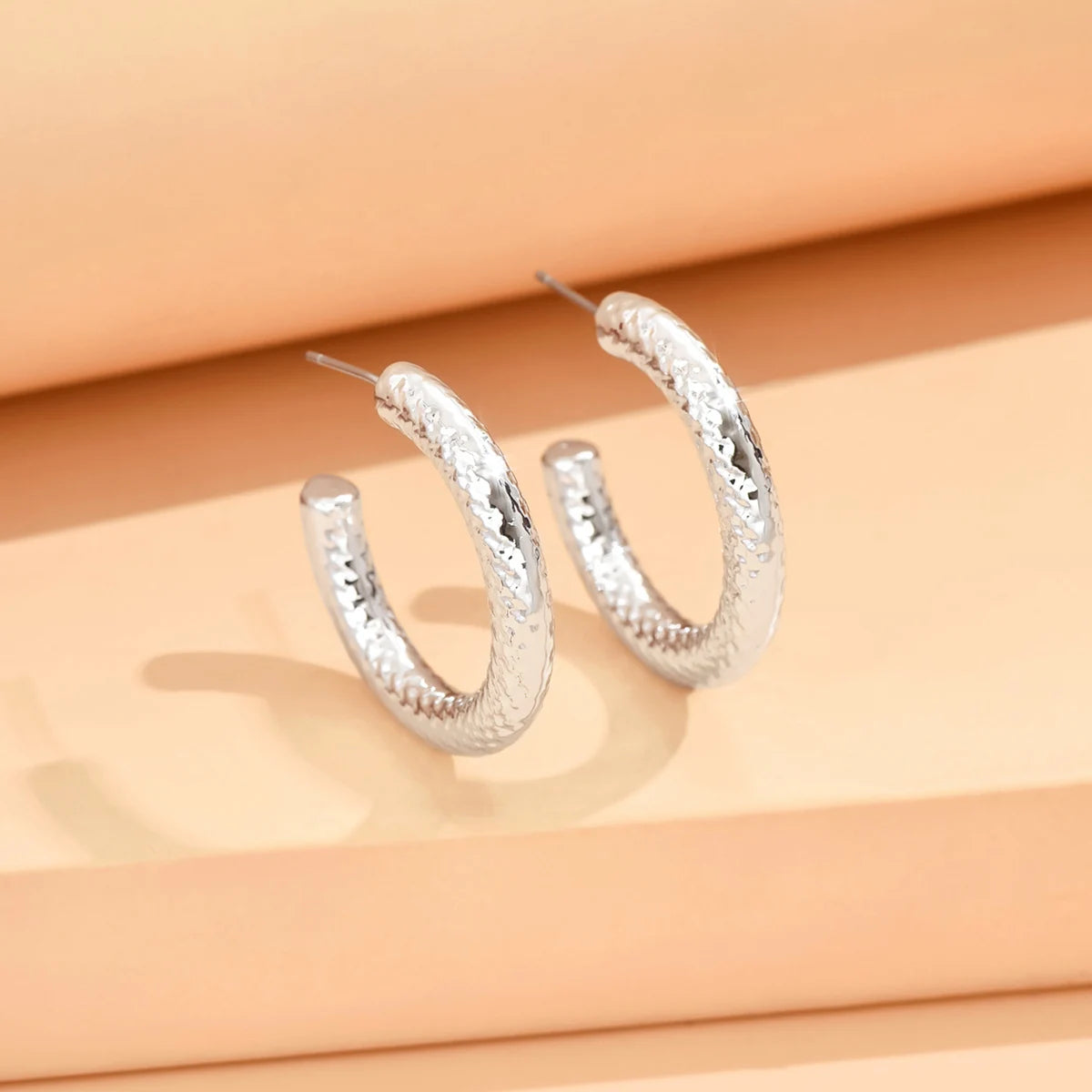 Natura Sabi Geometrische unregelmäßige metallische Farbohrringe für Frauen 2024, minimalistischer Stil, Persönlichkeitsohrringe, trendiger Schmuck, Geschenk