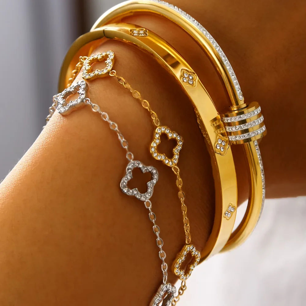 Elegantes weibliches Edelstahl-Armband mit Zirkon Vier-Blatt-Kleier-Design Hohldetail Mode-Zubehör für kleine Taille