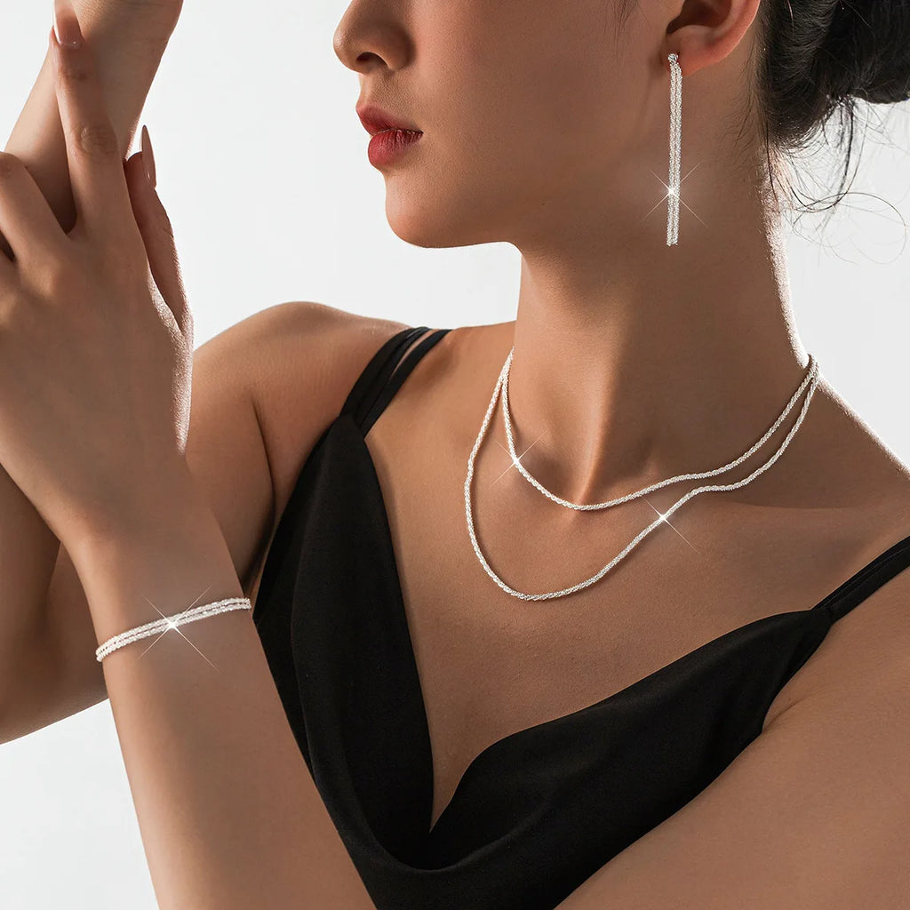 Set aus glänzend versilberten Schlüsselbeinketten, Halsketten, Armbändern und Schmuck, minimalistischen Sternenhimmel-Accessoires für Damen
