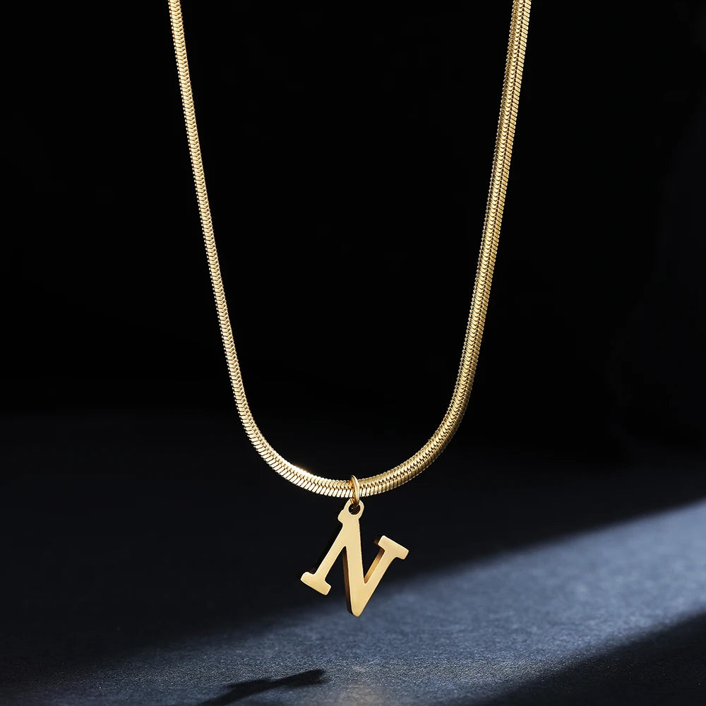 A-Z Alphabet vergoldeter Edelstahl Anhänger Halskette für Frauen Schlangenkette Anfangsbuchstabe Schlüsselbein Halsketten Kragen Schmuck