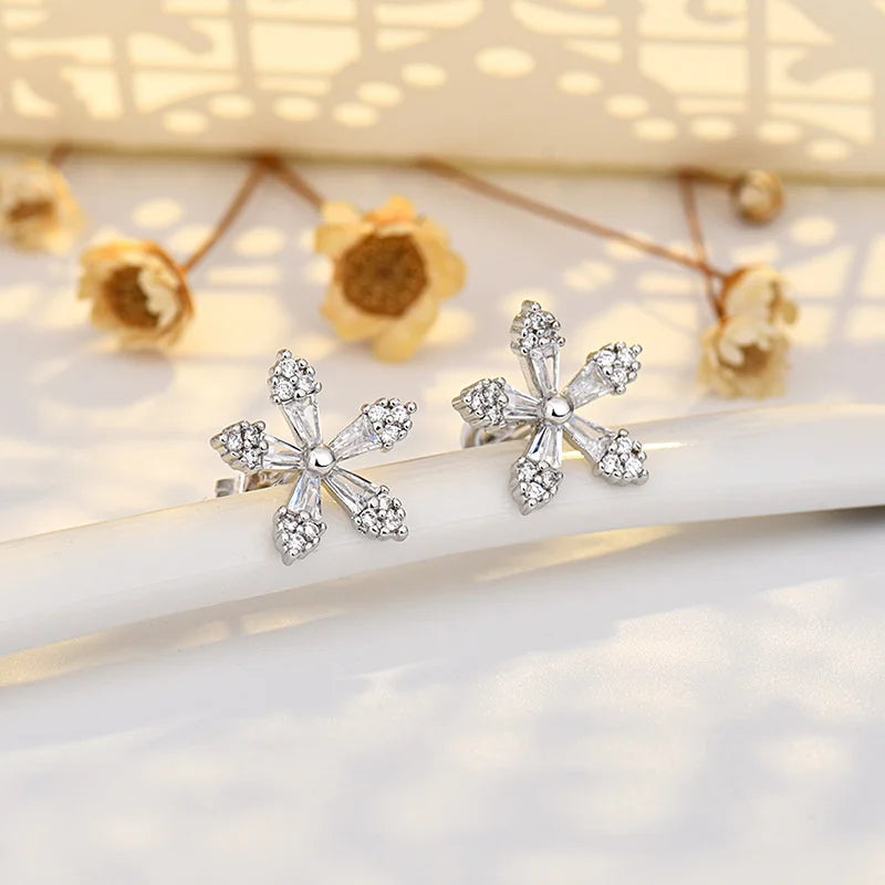 Zarter Blatt-Ohrring mit glänzendem Blatt für Damen, silberfarben/goldfarben, modische Ohrstecker, ausgefallenes Mädchen-Geschenk 2024, Schmuckgeschenke