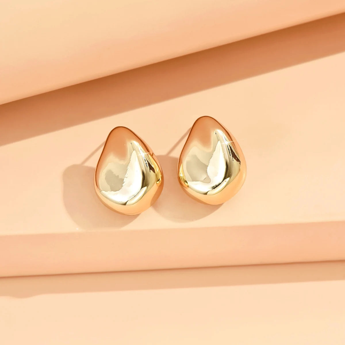 Natura Sabi Geometrische unregelmäßige metallische Farbohrringe für Frauen 2024, minimalistischer Stil, Persönlichkeitsohrringe, trendiger Schmuck, Geschenk