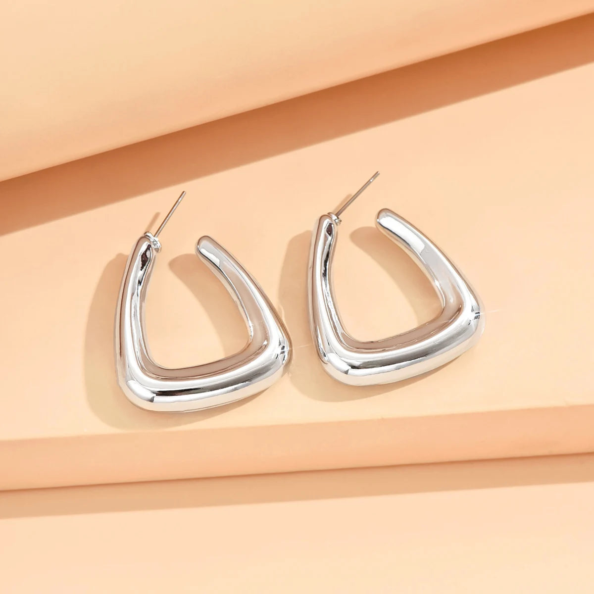 Natura Sabi Geometrische unregelmäßige metallische Farbohrringe für Frauen 2024, minimalistischer Stil, Persönlichkeitsohrringe, trendiger Schmuck, Geschenk