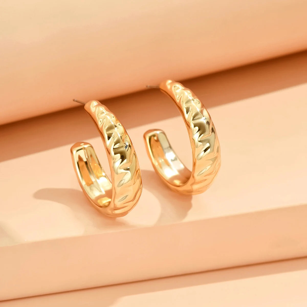 Natura Sabi Geometrische unregelmäßige metallische Farbohrringe für Frauen 2024, minimalistischer Stil, Persönlichkeitsohrringe, trendiger Schmuck, Geschenk