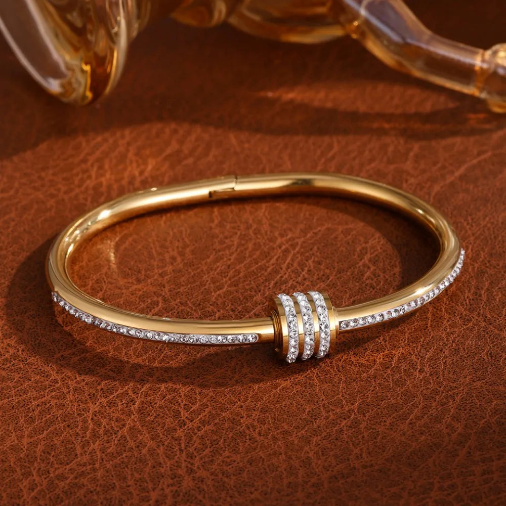 Elegantes weibliches Edelstahl-Armband mit Zirkon Vier-Blatt-Kleier-Design Hohldetail Mode-Zubehör für kleine Taille