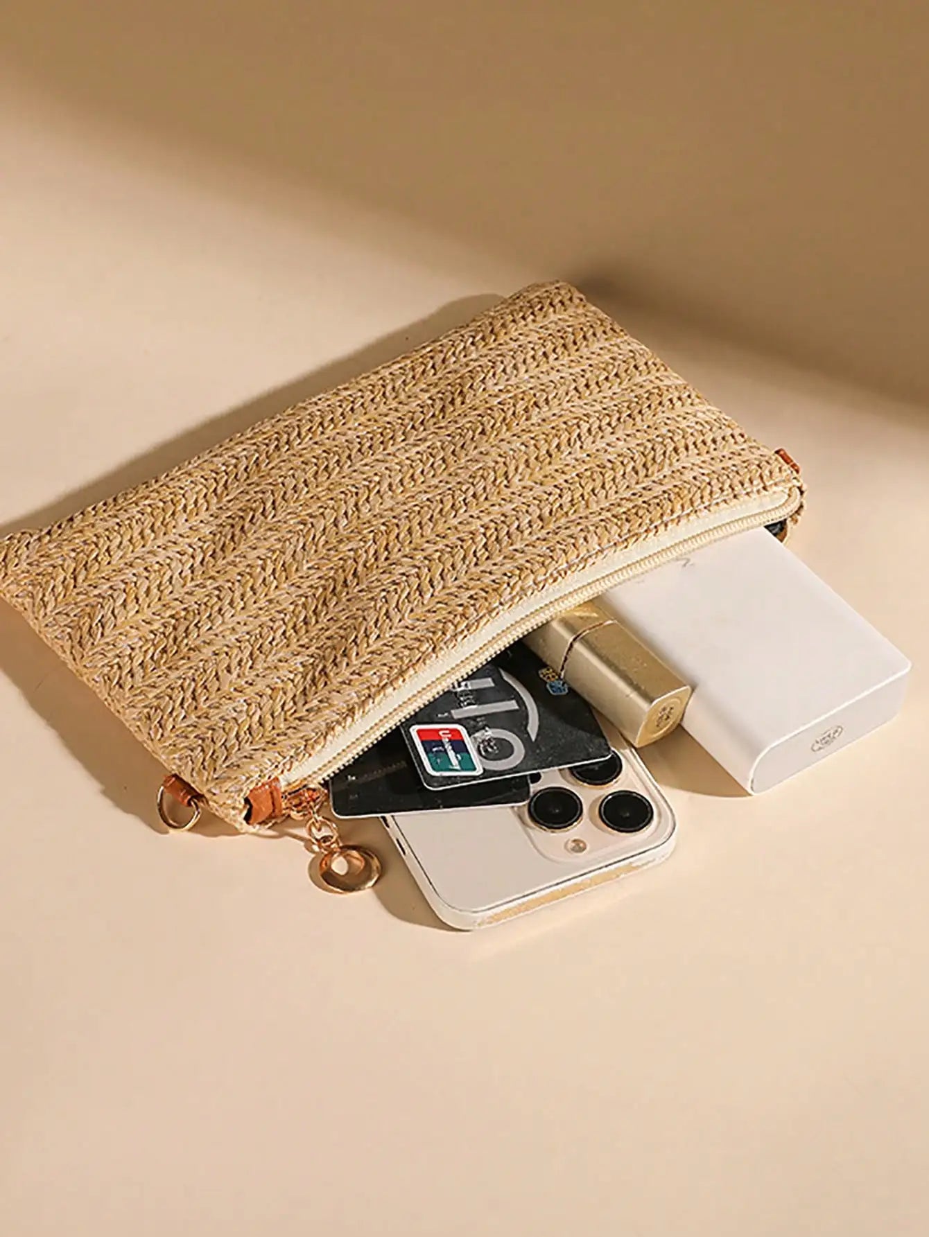 Neue kleine quadratische Tasche aus Strohgewebe, einfache und modische Handytasche mit Kette, kleine, leichte und vielseitige Mini-Umhängetasche