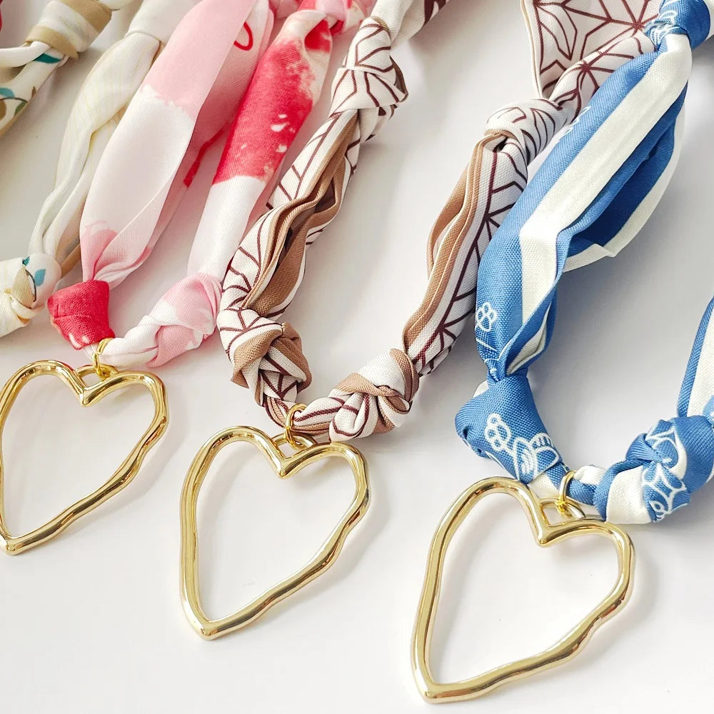 30 neue Feiertags-Spaß-Schal-Halskette mit riesigen Herzen oder kleinen Herzen, Weihnachtsgeschenk für Frauen, Mädchen, Mama