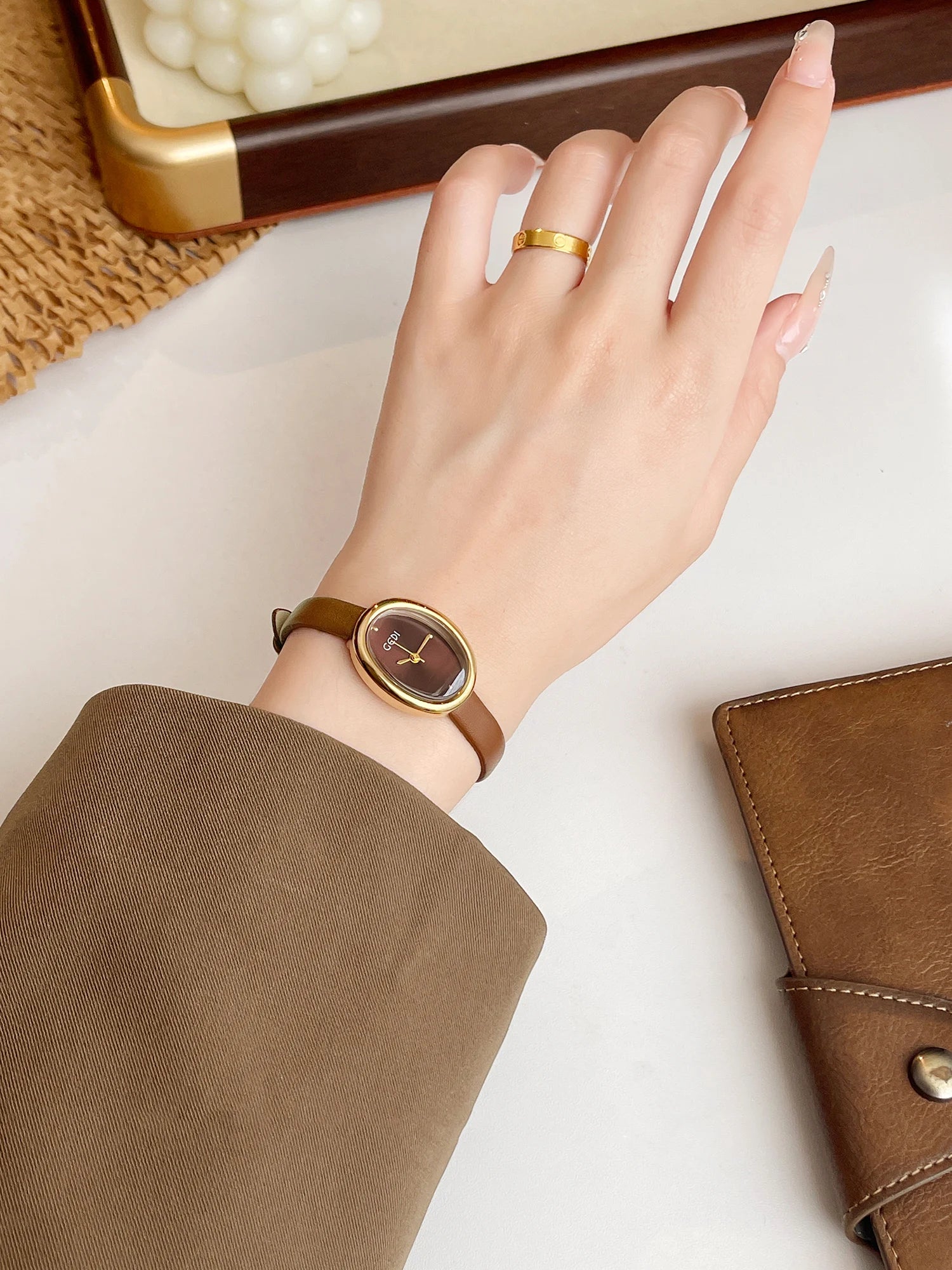 Elegante Luxus-Armbanduhren mit Lederarmband für Damen, wasserabweisender Quarzuhr mit kleinem ovalem Zifferblatt, perfektes Geschenk für Damen