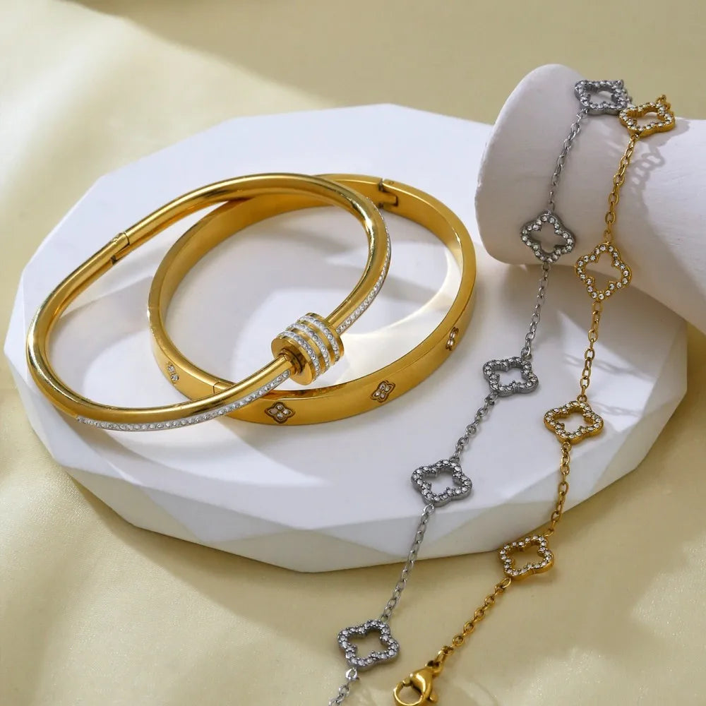 Elegantes weibliches Edelstahl-Armband mit Zirkon Vier-Blatt-Kleier-Design Hohldetail Mode-Zubehör für kleine Taille
