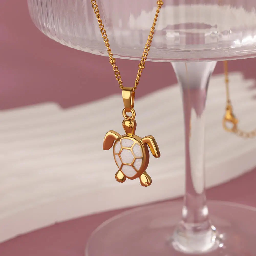 Farbige Schildkröten-Halskette aus Edelstahl – Sommerliche Perlenkette mit Tieranhänger für Damen & Unisex | Strand Schmuck Vintage Stil