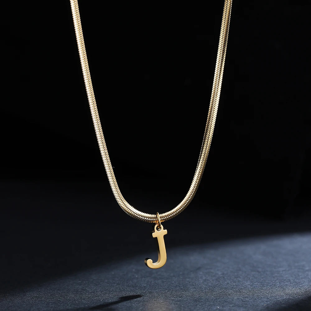 A-Z Alphabet vergoldeter Edelstahl Anhänger Halskette für Frauen Schlangenkette Anfangsbuchstabe Schlüsselbein Halsketten Kragen Schmuck