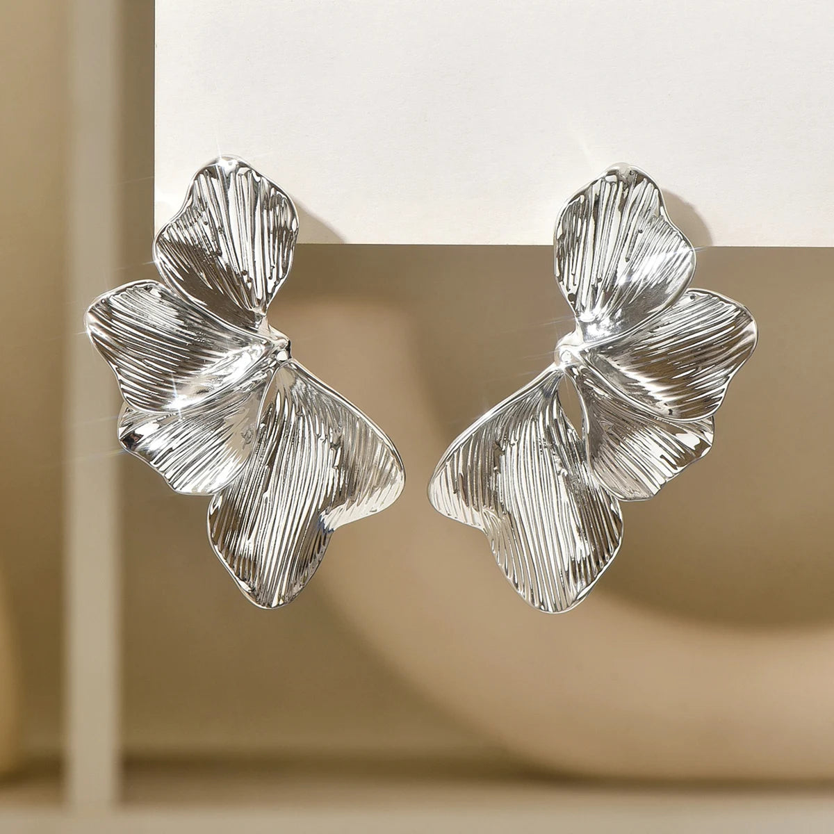 Elegante Ginkgo Blätter Halbe Blume Ohrstecker für Frauen Design Sinn Gold Farbe Blütenblätter Piercing Ohrringe Damen Schmuck