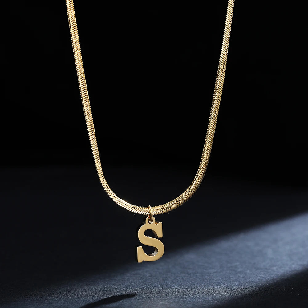 A-Z Alphabet vergoldeter Edelstahl Anhänger Halskette für Frauen Schlangenkette Anfangsbuchstabe Schlüsselbein Halsketten Kragen Schmuck