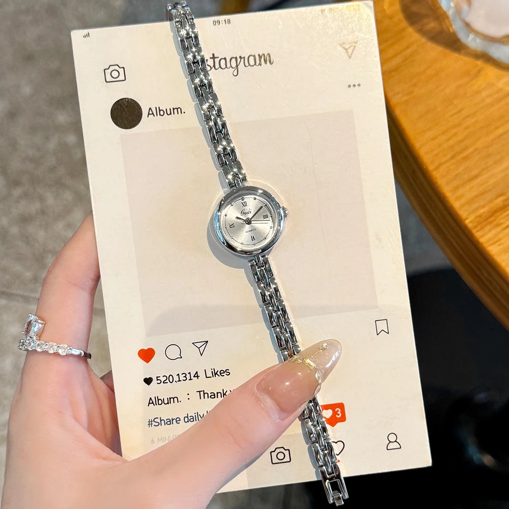 GEDI Minimalistische silberne Damenuhr, hochwertige Quarz-Damenuhr mit kleinem Zifferblatt, modisches Armbanduhr-Zubehör für den täglichen Gebrauch