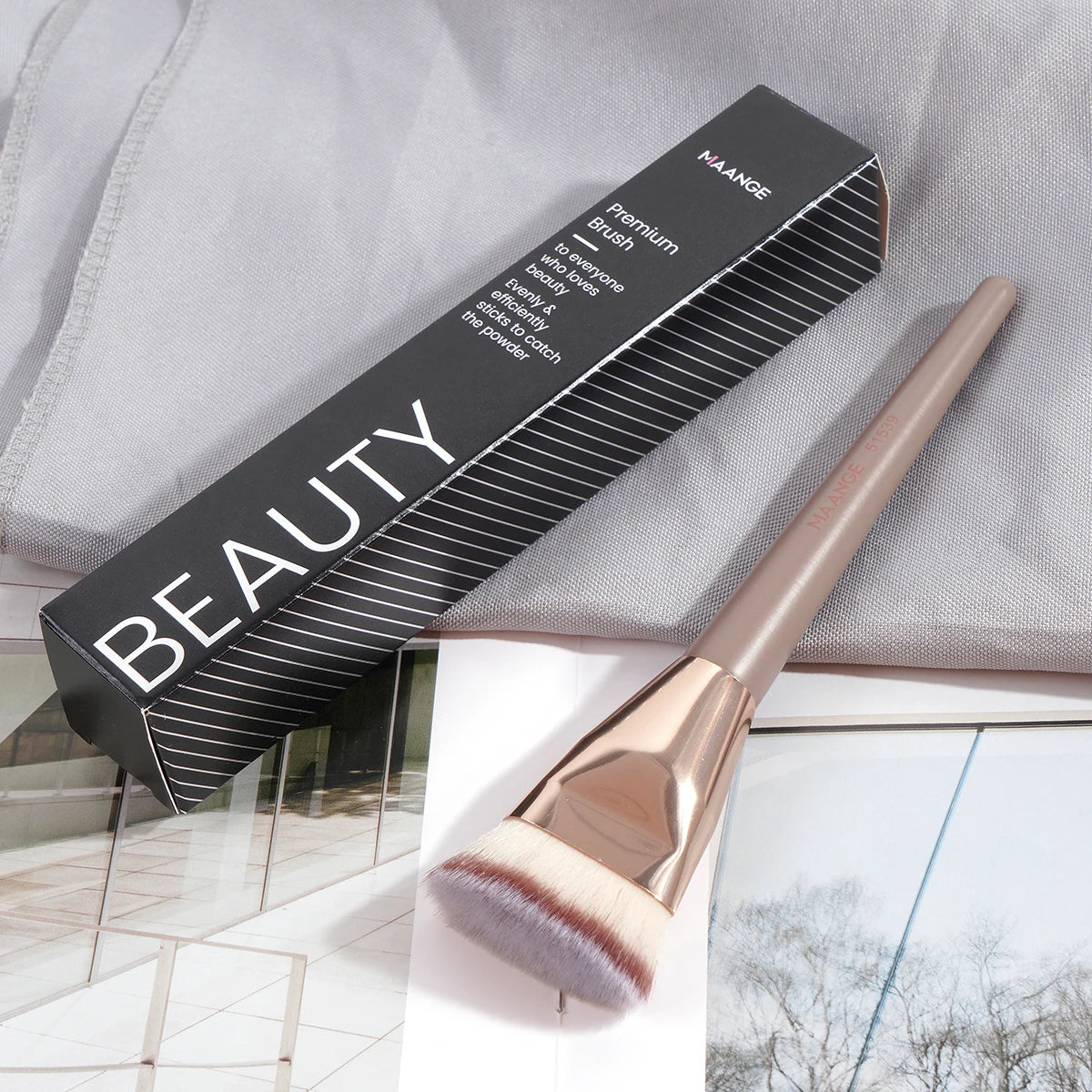 MAANGE Flachkopf-Grundierungspinsel mit Box – Für Puder, Rouge & Concealer