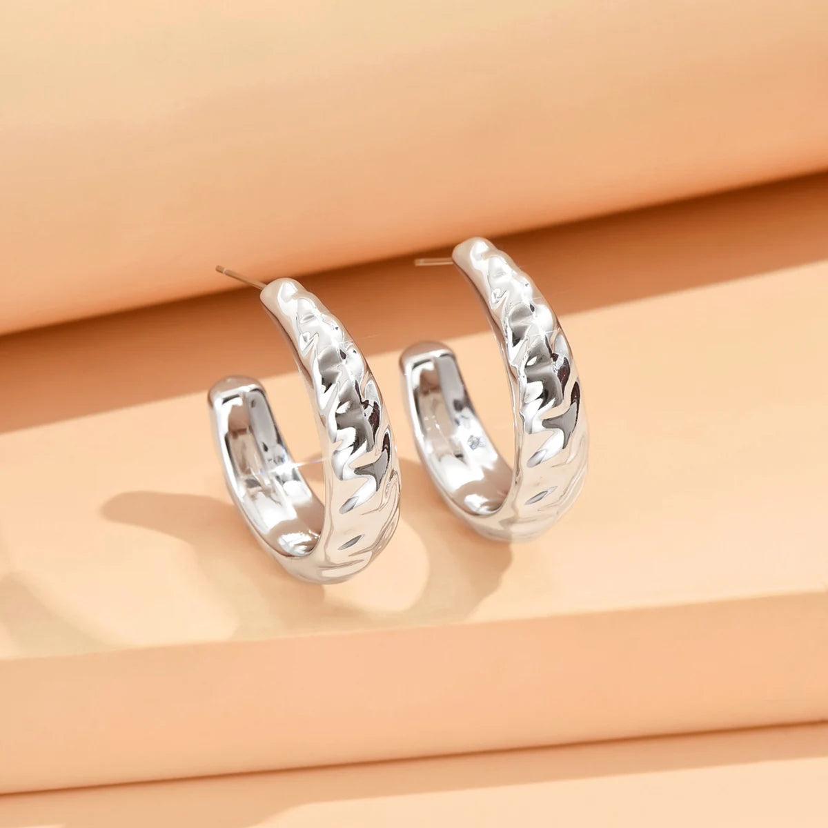 Natura Sabi Geometrische unregelmäßige metallische Farbohrringe für Frauen 2024, minimalistischer Stil, Persönlichkeitsohrringe, trendiger Schmuck, Geschenk