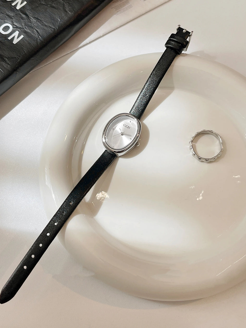 Elegante Luxus-Armbanduhren mit Lederarmband für Damen, wasserabweisender Quarzuhr mit kleinem ovalem Zifferblatt, perfektes Geschenk für Damen