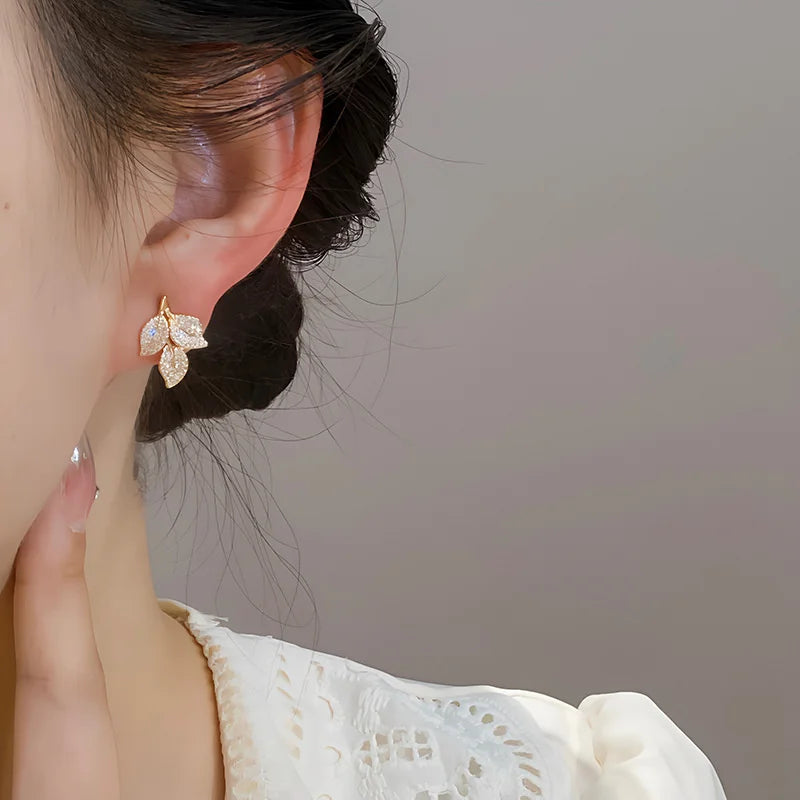 Zarter Blatt-Ohrring mit glänzendem Blatt für Damen, silberfarben/goldfarben, modische Ohrstecker, ausgefallenes Mädchen-Geschenk 2024, Schmuckgeschenke