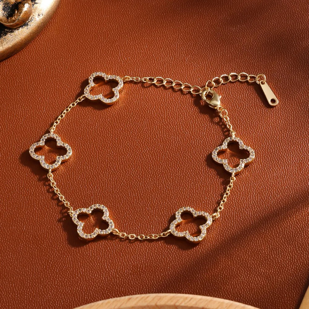 Elegantes weibliches Edelstahl-Armband mit Zirkon Vier-Blatt-Kleier-Design Hohldetail Mode-Zubehör für kleine Taille