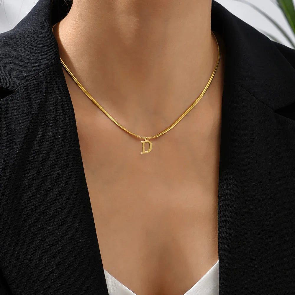 A-Z Alphabet vergoldeter Edelstahl Anhänger Halskette für Frauen Schlangenkette Anfangsbuchstabe Schlüsselbein Halsketten Kragen Schmuck