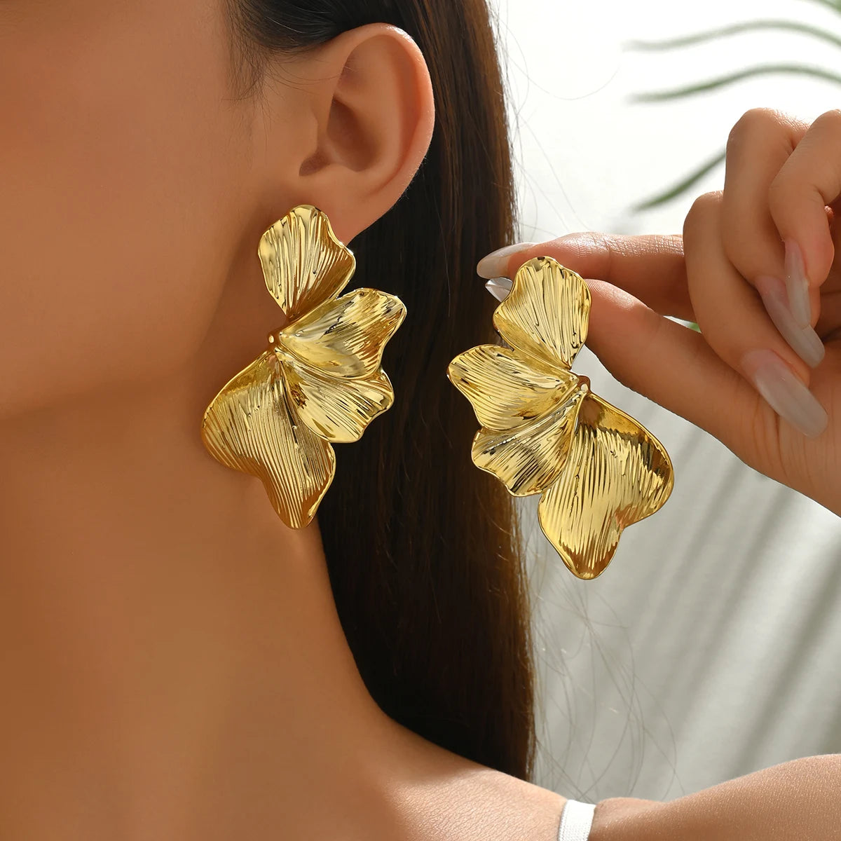 Elegante Ginkgo Blätter Halbe Blume Ohrstecker für Frauen Design Sinn Gold Farbe Blütenblätter Piercing Ohrringe Damen Schmuck