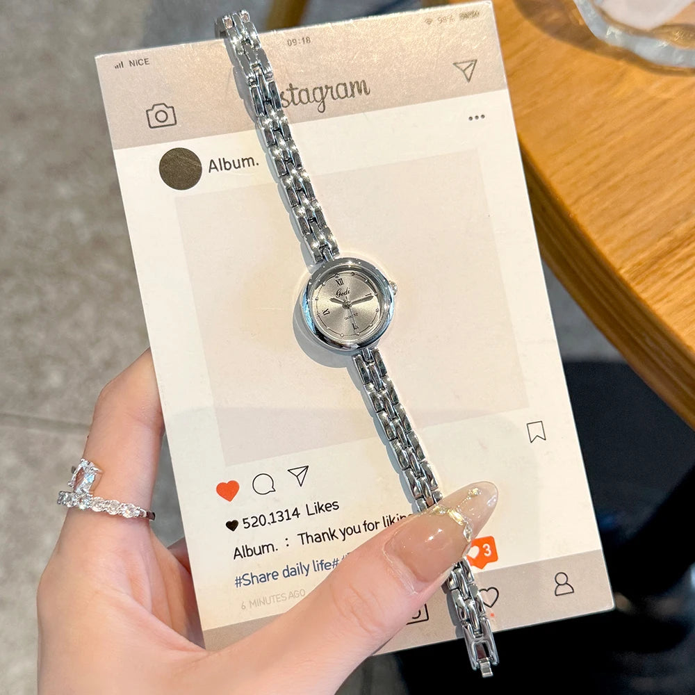GEDI Minimalistische silberne Damenuhr, hochwertige Quarz-Damenuhr mit kleinem Zifferblatt, modisches Armbanduhr-Zubehör für den täglichen Gebrauch