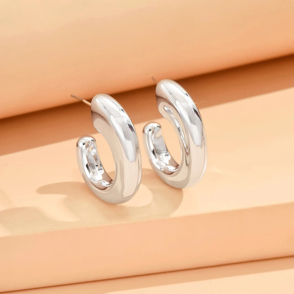 Natura Sabi Geometrische unregelmäßige metallische Farbohrringe für Frauen 2024, minimalistischer Stil, Persönlichkeitsohrringe, trendiger Schmuck, Geschenk