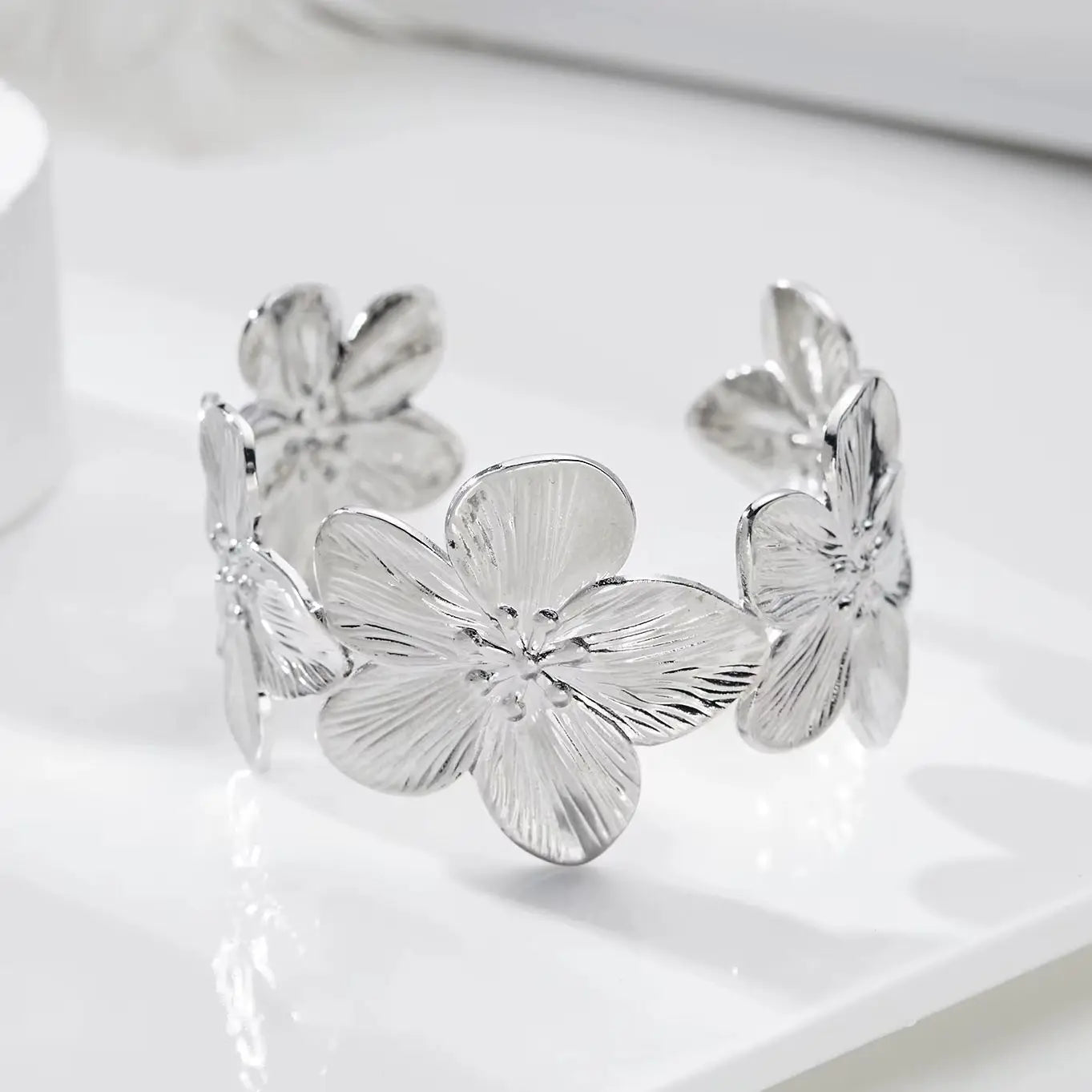 Mode Vintage Blume Manschette Armband für Frauen Trendy Gold Farbe Metall Breite Blume Öffnung Armreifen Mädchen Elegante Partei Schmuck