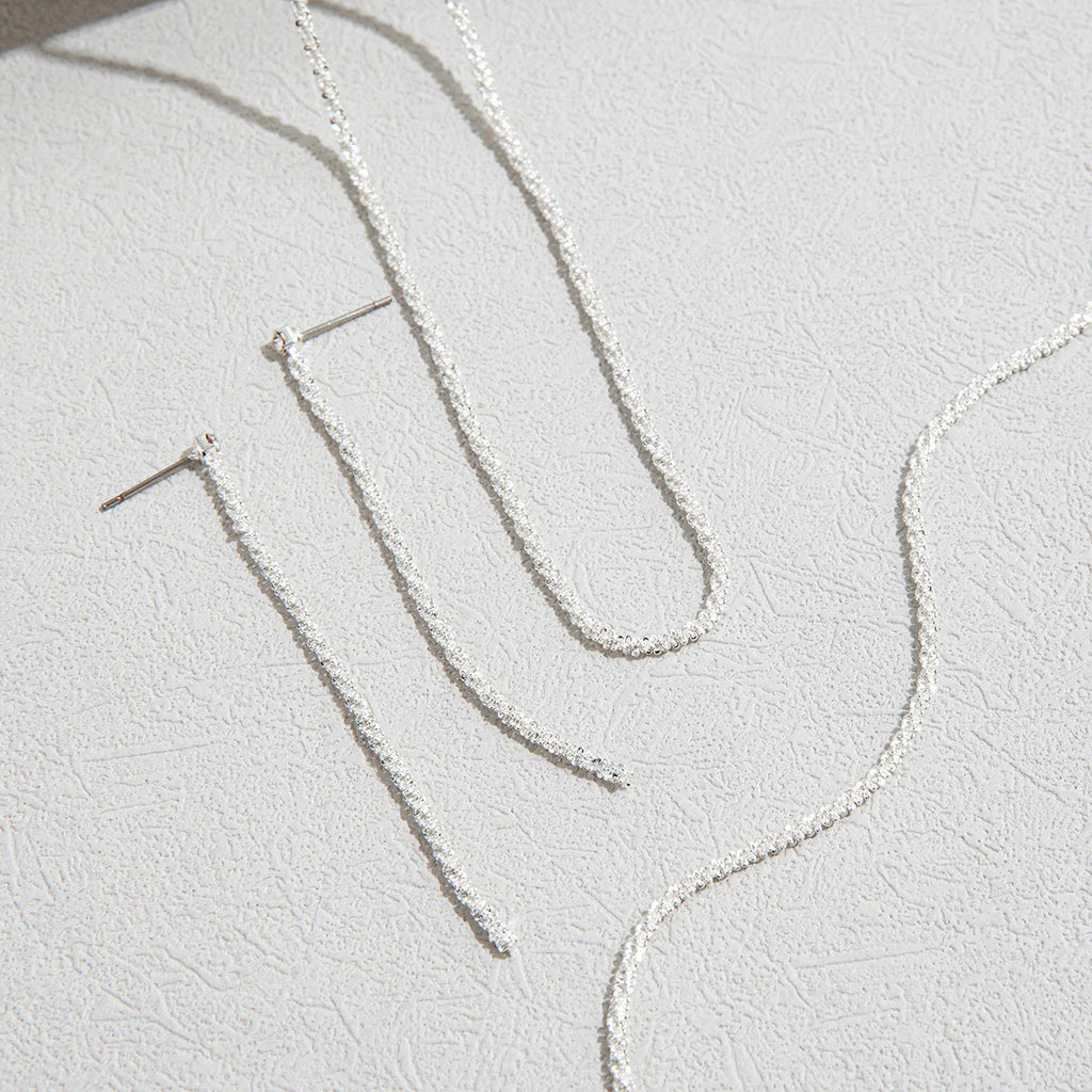 Set aus glänzend versilberten Schlüsselbeinketten, Halsketten, Armbändern und Schmuck, minimalistischen Sternenhimmel-Accessoires für Damen