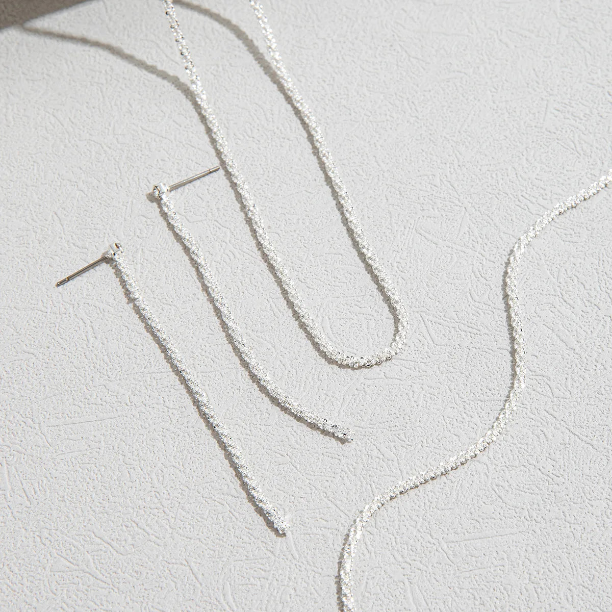 Set aus glänzend versilberten Schlüsselbeinketten, Halsketten, Armbändern und Schmuck, minimalistischen Sternenhimmel-Accessoires für Damen